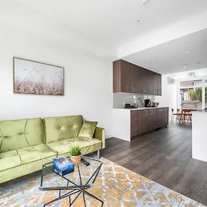 New 3bd Townhouse Near Qe Park Holiday home Vancouver